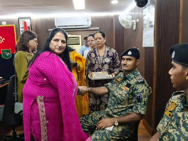 BSF के वीर जवानों के साथ महिला प्रकोष्ठ ने मनाया रक्षाबंधन